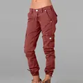 Dettaglio dei pantaloni cargo tattici color ruggine da donna con polsini e tasche. - Borgogna