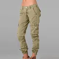 Dettaglio dei pantaloni cargo kaki con tasche multiple e design della caviglia - Khaki chiaro