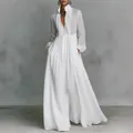 Detail des weißen Langarm-Maxikleids mit elegantem Faltenrock und durchgehender Knopfleiste. - 3XL / Kleider / Weiß