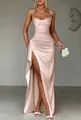 Elegante vestido de noche de satén nude con tirantes y abertura alta. - Albaricoque