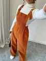 Detailansicht der schicken orangefarbenen Cord-Latzhose für Damen mit lockerer Passform. - S / Set / Karamellbraun