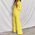 Vista lateral de un elegante traje de negocios amarillo de dos piezas para mujer - S / Top Y Pantalón / Amarillo