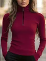 Detailopname van bordeauxrode geribde gebreide coltrui met halve rits en een slanke pasvorm - S / Tops / Bordeauxrood