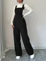 Ganzkörperansicht schwarze Cord-Latzhose kombiniert mit weißem Rollkragenpullover - S / Set / Schwarz