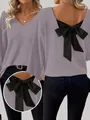 Detalle de un suéter de punto de canalé morado con un gran lazo negro en la espalda. - S / Tops / Violeta Claro
