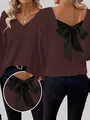 Detalle de un suéter de punto marrón con cuello en V para mujer y un lazo negro grande en la espalda - S / Tops / Marrón Oscuro