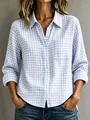 Gedetailleerde close-up van een blauw en wit geruit casual damesoverhemd met knoopsluiting - Lichtblauw