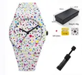 Reloj de cuarzo para hombre con lunares de colores, incluye batería y herramienta - Colorful Dots Octagonal Quartz Watch Set (White Dots)