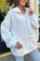 Detailweergave van een wit oversized sherpa fleece jack met rits voor dames met label op de mouw - S / Tops / Wit