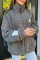 Detail van een grijze sherpa fleece damesjas met een hoge kraag en een ritssluiting. - S / Tops / Grijs