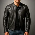 Vue détaillée d'une veste de moto ajustée en similicuir noir pour homme avec col montant - S / Hauts / Noir