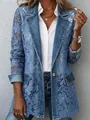 Dettaglio di blazer in denim blu con pizzo floreale traforato e bottone singolo - Taglia S / Top / Blu jeans
