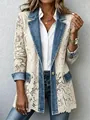 Vista dettagliata di un elegante blazer da donna con patchwork in pizzo floreale e denim. - Albicocca