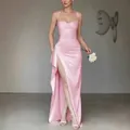 Elegante vestido largo de satén rosa con tirantes finos y una sexy abertura lateral alta - Rosa