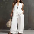 Dettaglio ravvicinato di un elegante gilet in lino bianco senza maniche e pantaloni larghi - XS / Top E Pantaloni / Bianco