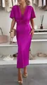 Elegante abito in raso fucsia con scollo a V e nodo in vita indossato da modella - Taglia S / Vestiti / Viola