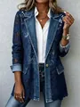 Dettaglio di un blazer in denim da donna con eleganti inserti in pizzo floreale - Taglia S / Top / Blu navy