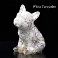 Figura de bulldog francés en resina con piedras de turquesa blanca y detalles de oro - Howlita