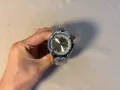 Montre métallique Y2K argentée au design irrégulier avec calendrier en main - Gris Argent