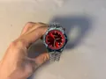 Montre homme Y2K argentée avec cadran rouge vif et affichage de la date - Argent Rouge