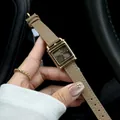 Montre vintage carrée pour femme avec boîtier doré et bracelet en cuir marron texturé élégant - Bracelet en Cuir Marron