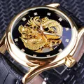 Détail macro d'une montre mécanique Forsining pour homme avec cadran squelette doré - Boîtier Doré Cadran Noir
