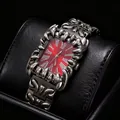 Gros plan détaillé de la montre à griffes gothique y2k avec cadran rouge flamboyant. - Boîtier Noir Rouge