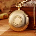 Détail d'une montre à gousset mécanique dorée vintage avec sa chaîne serpent et son étui - Motif Clous de Paris / Comme indiqué