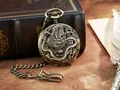 Gros plan détaillé d'une montre de poche vintage en bronze avec motif de dragon - Style Dragon Et Phénix Double Ouverture / Bronze