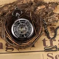 Gros plan détaillé d'une montre à gousset mécanique squelette vintage avec motif barre - Cadran Romain Noir