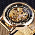 Détail exquis en gros plan d'un mouvement de montre mécanique squelette doré avec maille - Boîtier Doré Cadran Noir