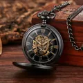 Gros plan d'une montre à gousset mécanique noire avec cadran tête de mort dorée et chaîne - Style Mécanique Crâne Ajouré (pm249) / Noir (pm249)