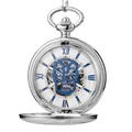 Détail macro d'une montre à gousset mécanique argentée avec cadran tête de mort bleu ajouré. - Style Mécanique Crâne Ajouré (pm248) / Argent (pm248)