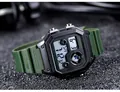 Gros plan d'une montre de sport numérique carrée SANDA avec un bracelet vert durable - Vert Militaire