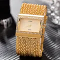 Detalle macro de elegante reloj de mujer cuadrado dorado con bisel de strass y pulsera de cuentas - Dorado