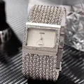 Primer plano de un reloj rectangular plateado CUSSI con diamantes de imitación y cuentas - Plateado