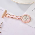 Vue détaillée d'une montre d'infirmière en or rose et rose avec mouvement à quartz - Or Rose