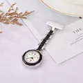 Gros plan de la montre infirmière avec lunette noire octogonale et chaîne - Noir Argenté