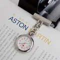 Klassische silberne Krankenschwester-Taschenuhr mit weißem Zifferblatt auf Magazin. - Stil 10