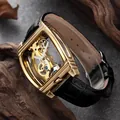 Gros plan d'une montre mécanique automatique squelette avec boîtier doré et bracelet noir - Noir (MG108)
