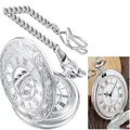 Silberne Vintage-Quarz-Taschenuhr mit kunstvollen Blumen-Gravuren und Kette poliert - Blumiges Geprägtes Römische Zifferblatt (P200) / L / Silber