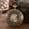 Gros plan d'une montre de poche mécanique vintage en bronze avec couvercle gravé - Bronze
