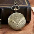 Vue détaillée d'une montre à gousset mécanique vintage en laiton avec boîtier gravé - Style Badge Rayé (pm135) / Bronze Antique