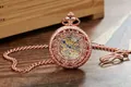 Gros plan d'une montre de poche mécanique or rose avec une gravure florale ajourée - Style Or Rose (pm199)