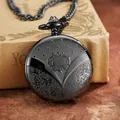 Gros plan d'une montre à gousset mécanique noire vintage avec couvercle gravé ornemental - Style Crest Dépoli (pm152) / Noir