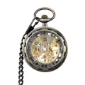 Gros plan d'une montre de poche mécanique squelette vintage avec mouvement doré. - Bronze