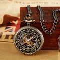 Gros plan d'une montre à gousset mécanique vintage en bronze ciselé fleuri - Style Sculpté Creux (pm111)