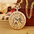 Détail d'une montre de poche mécanique dorée avec motifs sculptés creux et chiffres romains - Style Sculpté Creux (pm110)