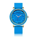 Détail d'une montre à quartz en silicone bleu avec un cadran au design numérique 3D - QT783 / Bleu ciel
