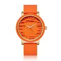 Gros plan d'une montre de sport minimaliste en silicone orange avec chiffres en relief 3D. - QT783 / Orange